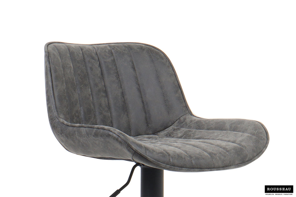 Barkruk 'Fenna' PU Grijs met verstelbare zithoogte en metalen onderstel, ideaal voor moderne interieurs; ergonomisch ontwerp en 360° draaibaar voor optimaal zitcomfort.