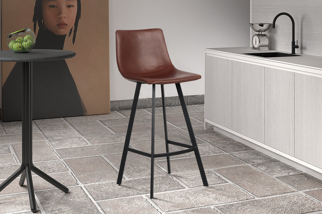 Barkruk 'Ozan' PU Bruin in keuken, bruin PU-leer zitting, zwarte metalen poten, industrieel design, perfect voor bartafels, ergonomisch en stevig.