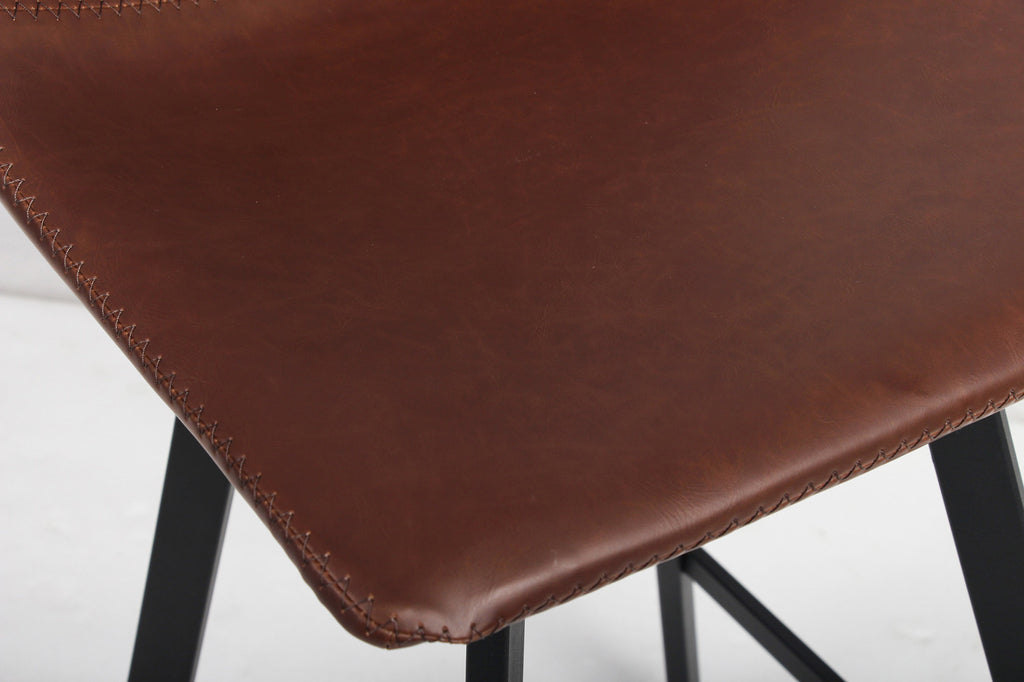 Barkruk 'Ozan' PU Bruin, stijlvolle barstoel met bruine PU-leer zitting en stevig zwart metalen onderstel, ideaal voor moderne interieurs.