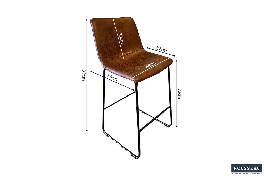 Barkruk 'Mancia' PU Cognac, set van 2, met metalen poten en PU-bekleding in vintage stijl, inclusief afmetingen voor gedetailleerd overzicht.