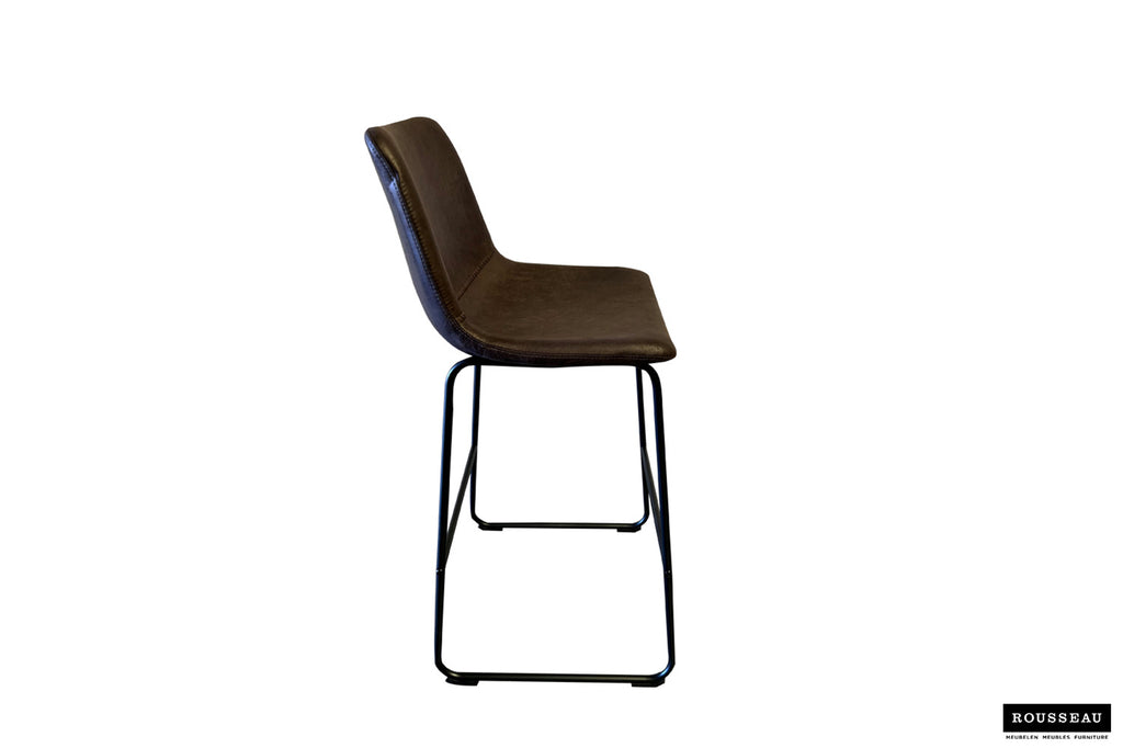 Barkruk 'Mancia' PU Donkerbruin, set van 2. Donkerbruine stoel met rugleuning en zwarte poten, bekleed met PU voor een vintage uitstraling.