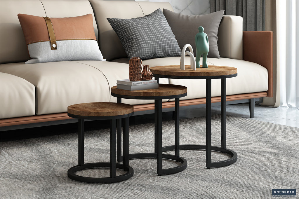 Bijzettafel/Salontafel 'Plano' 3-delig van mango hout, met metalen structuur, ideaal voor elke woonruimte. Gezien naast bank met kussens.