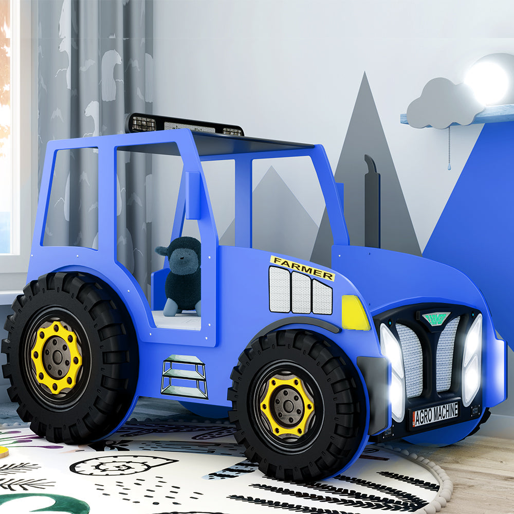 Kinderbed Tractor 204×111 – Blauw, een stoer kinderbed in de vorm van een blauwe tractor met grote wielen en een comfortabel matras inbegrepen.