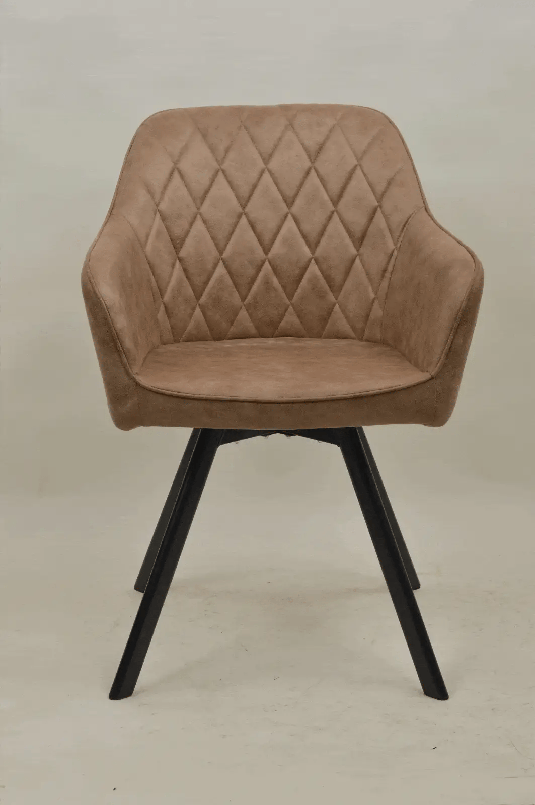 Eetkamerstoel Draaibaar 'Brione' met bruine, gewatteerde bekleding en zwarte, schuine poten; ergonomisch ontwerp voor comfort, geschikt voor elk interieur.