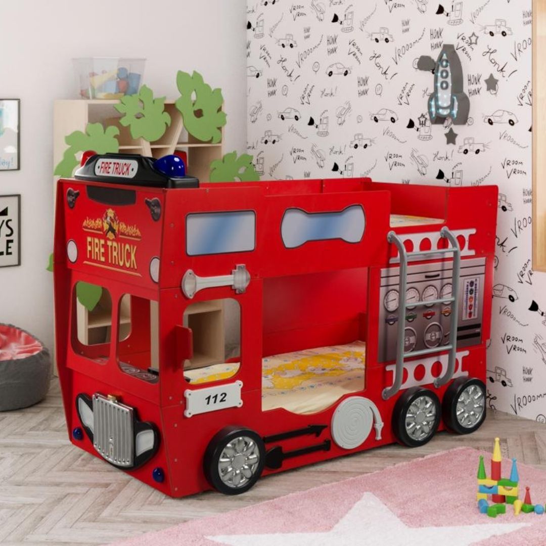 Kinderbed Brandweerauto 207×116 – Rood in een kinderkamer, met speelgoedblokken en speelgoedauto's, gemaakt van MDF, klaar voor montage.