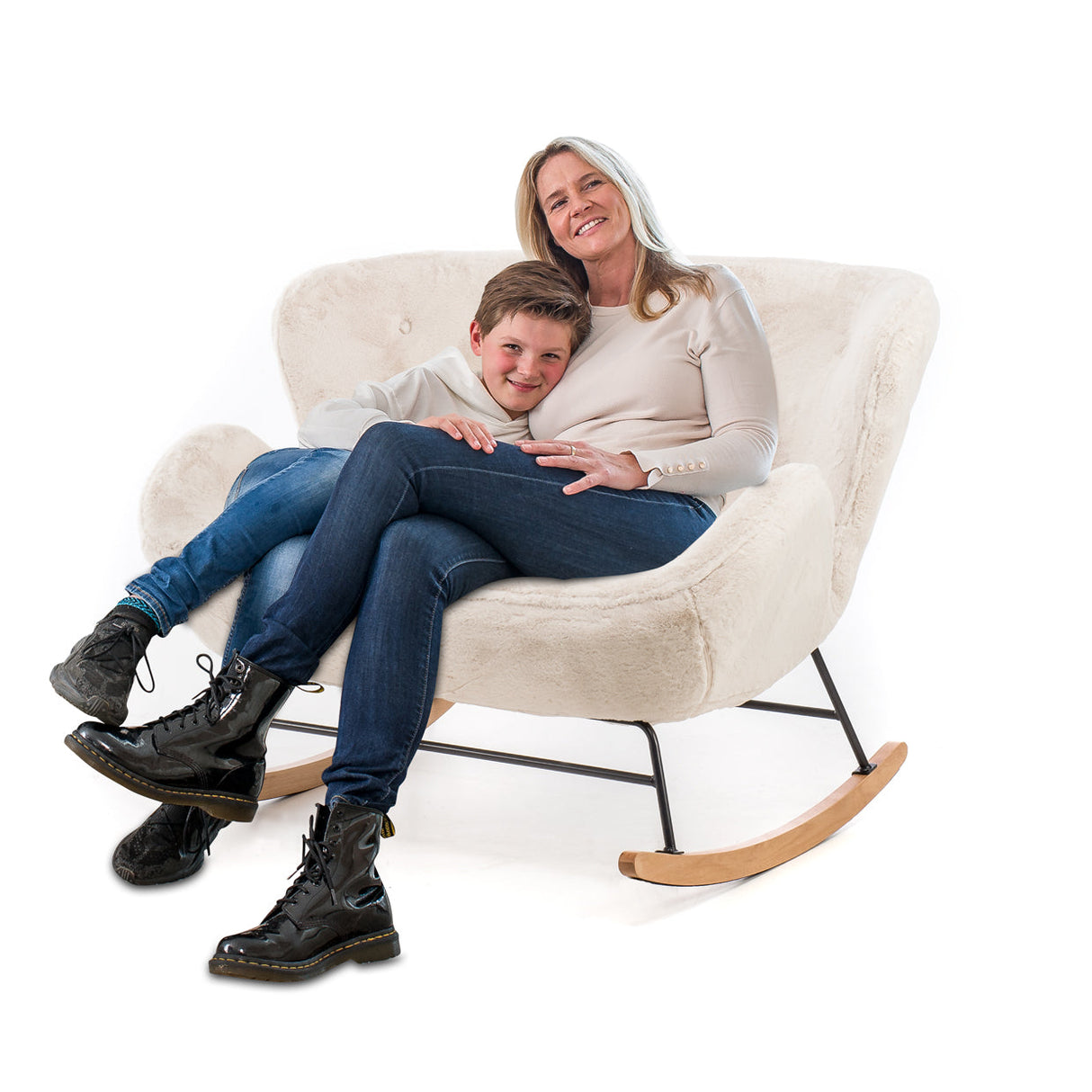 Vrouw en jongen zittend op de Aemely® Schommelbankje Duo, bekleed met crème imitatiebont, in een comfortabele en intieme setting.