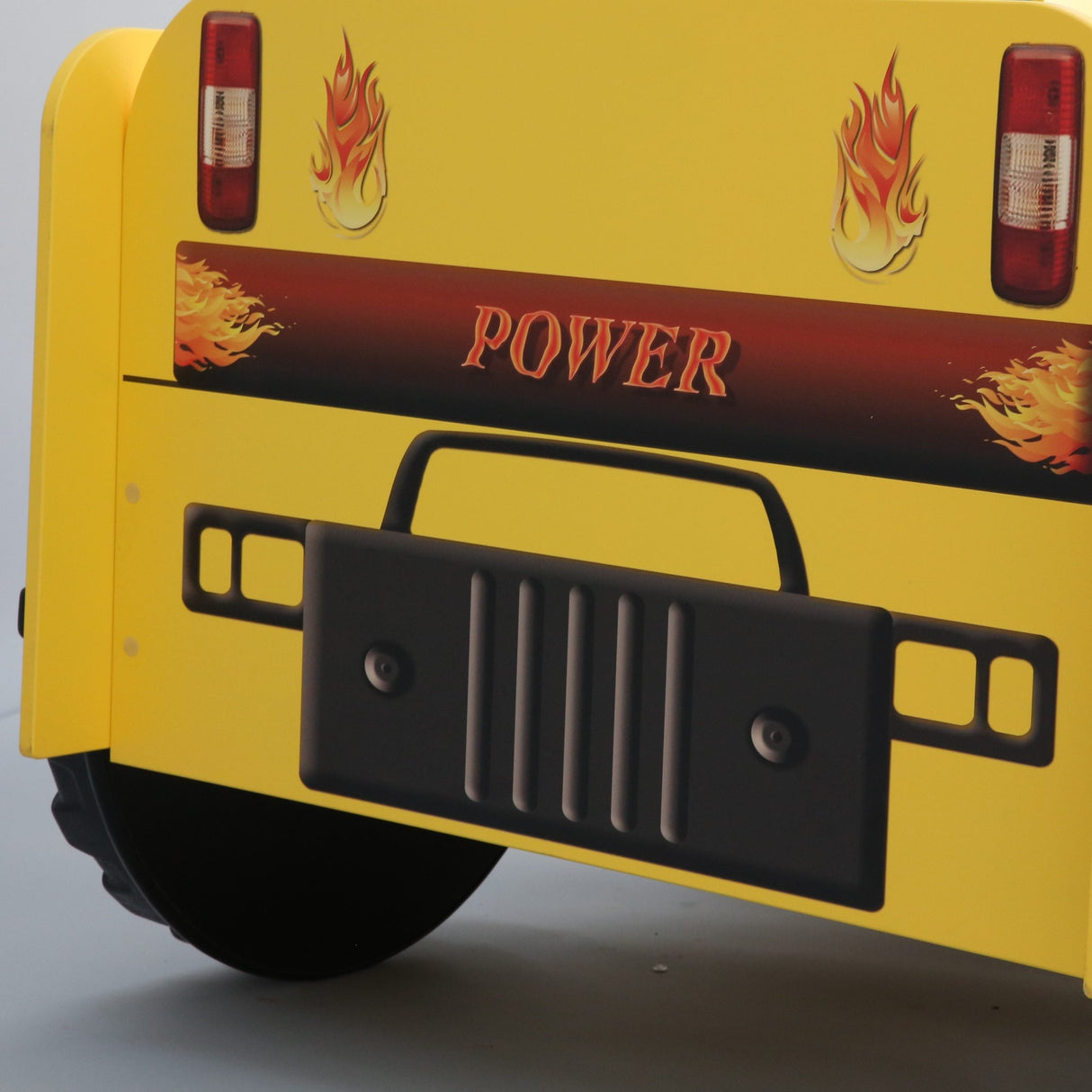 gele peuterbed met monster truck thema