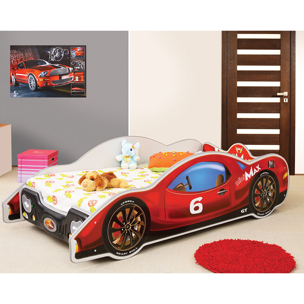 Kinderbed sportauto Mini max 205×94 – Rood, in de vorm van een rode sportauto, inclusief matras en omringd door knuffels, perfect voor kleine autoliefhebbers.