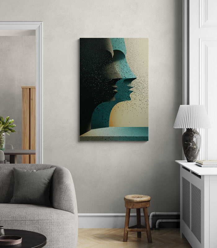 Abstract Faces schaal op tafel, omringd door interieurontwerp elementen zoals een vaas en lamp. Perfect voor moderne interieurstijl, passend bij Furndaily's veelzijdige meubelassortiment.