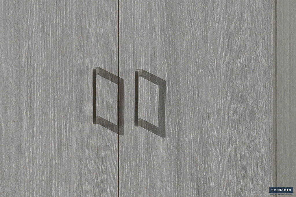 Opbergkast 'Ray' met twee deuren en vier planken, voorzien van grijze eikafwerking en stijlvolle handgrepen, passend bij elke huisinrichting.