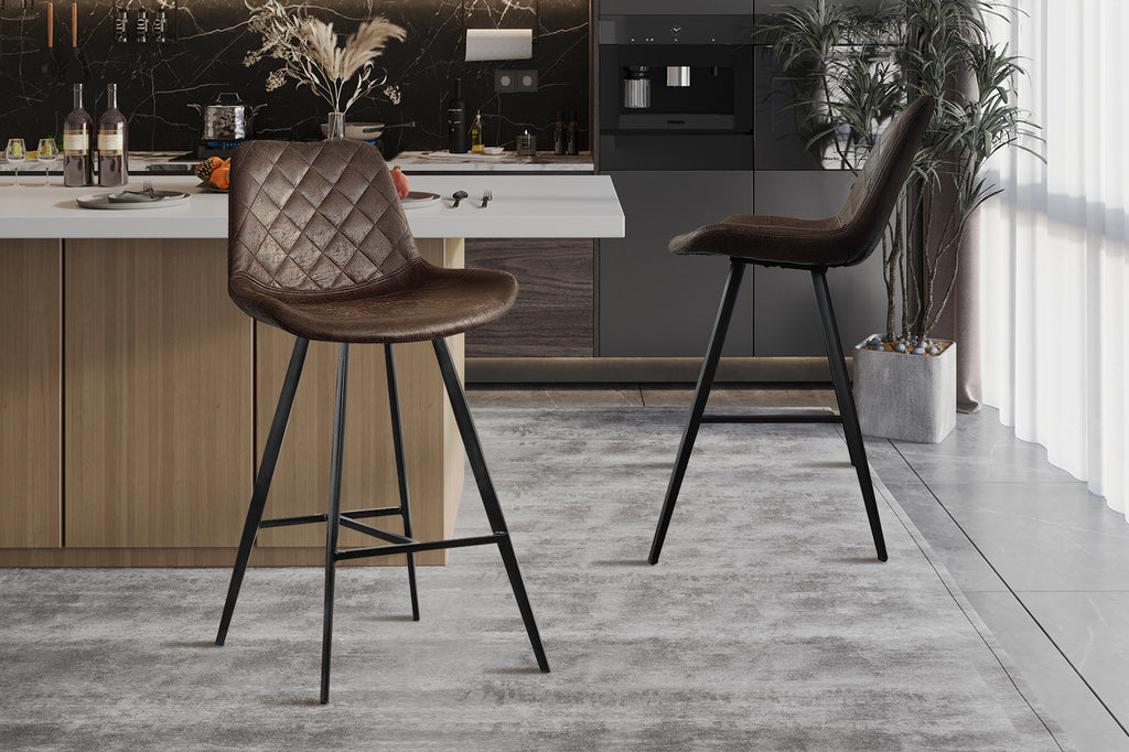 Twee donkerbruine 'Palmas' barkrukken van PU, met zwart metalen poten, geplaatst in een keukenomgeving.