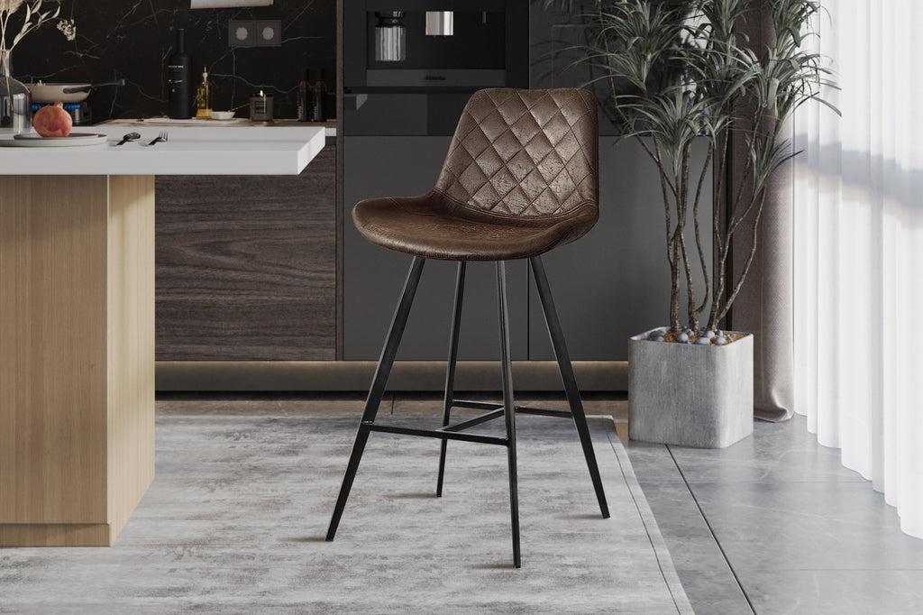 Barkruk 'Palmas' PU Donkerbruin, set van 2, in een keuken naast een plant. Perfect voor stijlvolle huisinrichting met vintage uitstraling.