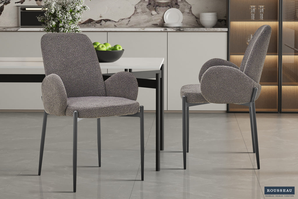 Twee stoelen 'Bilbao' Bouclé Grijs in een kamer, met een moderne interieurstijl en metalen poten, aangeboden door Furndaily.