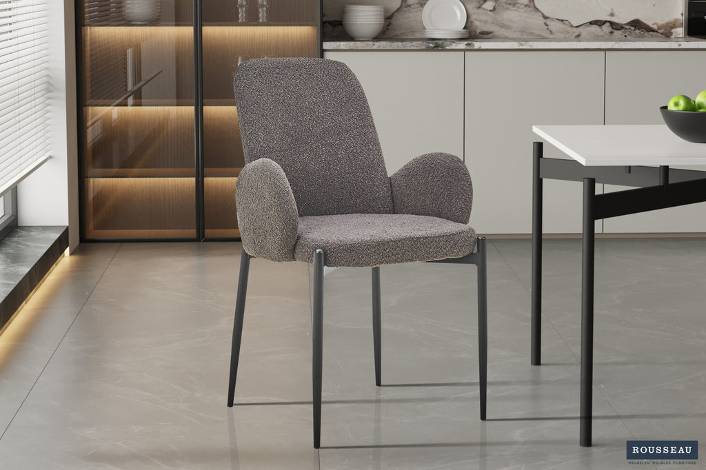 Stoel 'Bilbao' Bouclé Grijs met metalen poten, gestoffeerd in bouclé, geplaatst in een moderne interieursetting. Twee stuks per doos.