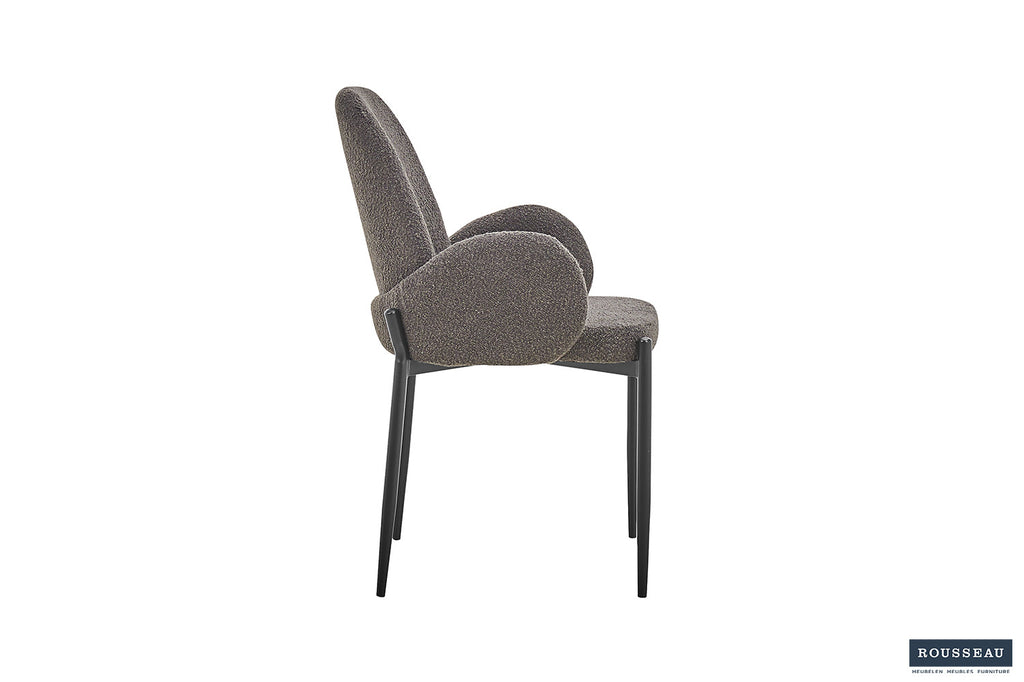 Stoel 'Bilbao' Bouclé Grijs met metalen poten en armleuningen, close-up op zitvlak en armleuning, verkrijgbaar in sets van twee bij Furndaily.