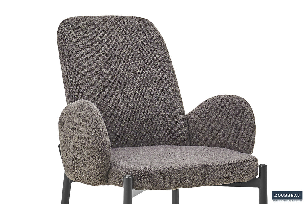 Stoel 'Bilbao' Bouclé Grijs met zwarte metalen poten en armleuningen, geleverd in sets van twee, ideaal voor diverse woonruimtes.