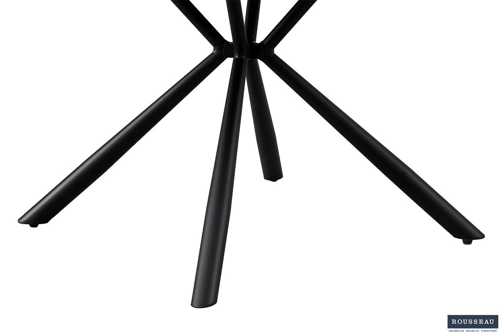 Stoel 'Lucie' met zwarte metalen poten en lichtgrijze bouclé bekleding, gepresenteerd zonder achtergrond. Verpakt per twee, geschikt voor moderne interieurs.