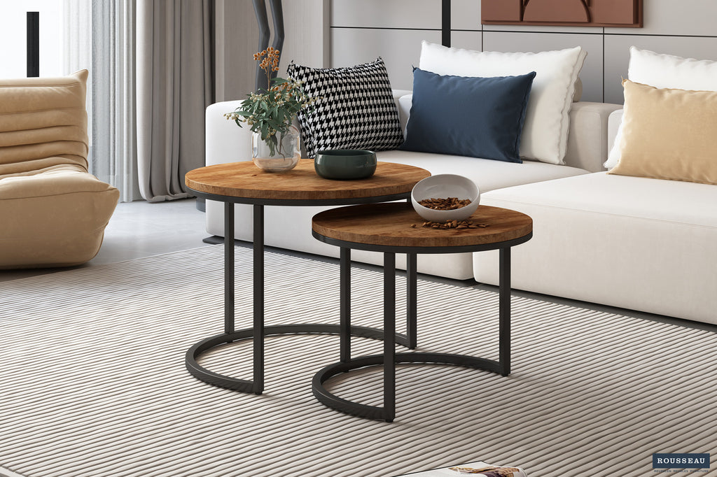 Salontafel 'Goja' 2-delig van metaal en exotisch Mango hout, met twee ronde tafels in een moderne woonkameropstelling.