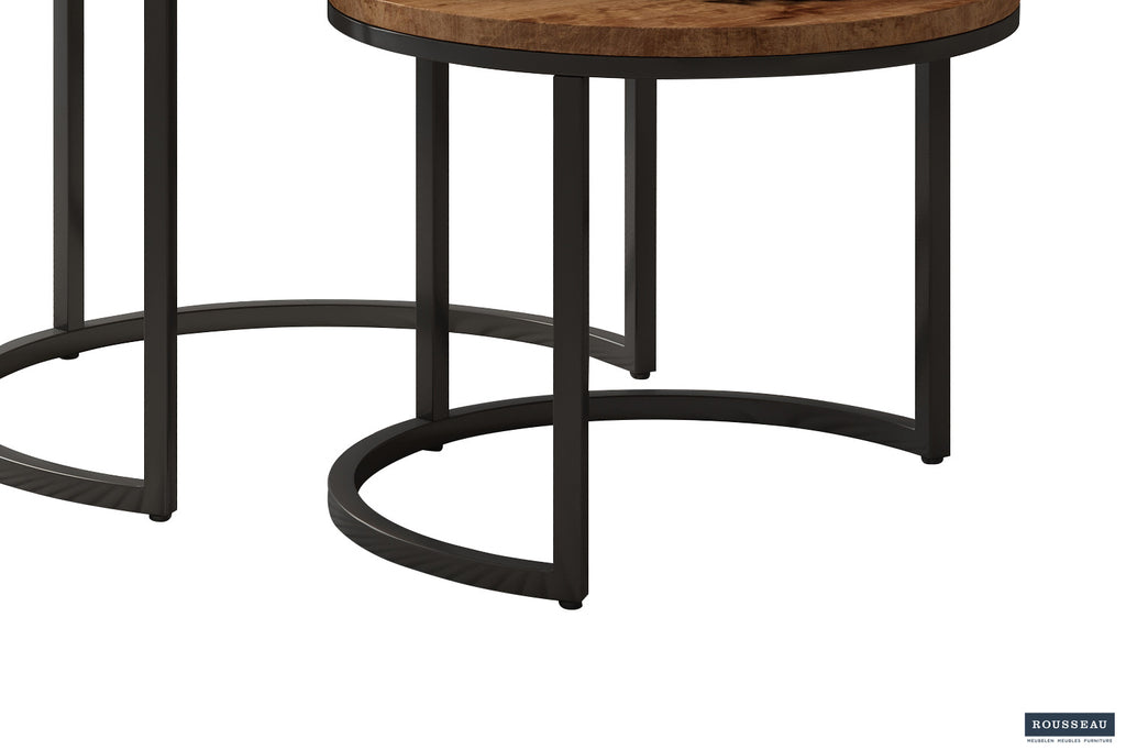 Salontafel 'Goja' 2-delig van exotisch mango hout met metalen poten, toont een ronde vorm en robuuste structuur.