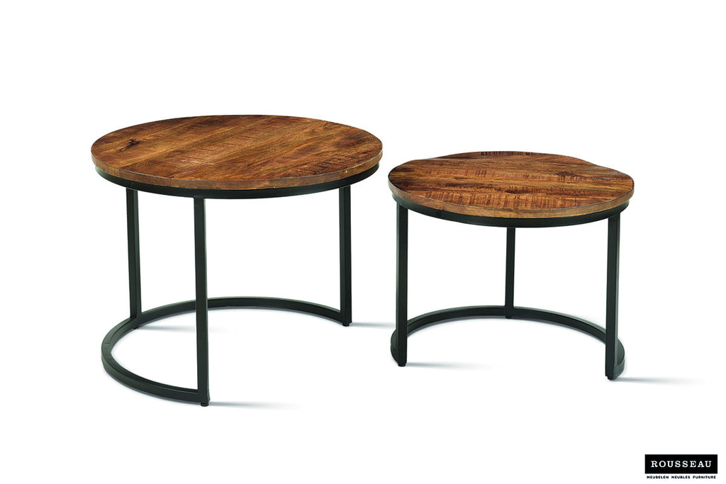 Salontafel 'Goja' 2-delig, metaalstructuur en exotisch mangohouten blad, bevat twee ronde tafels met zwarte metalen poten.