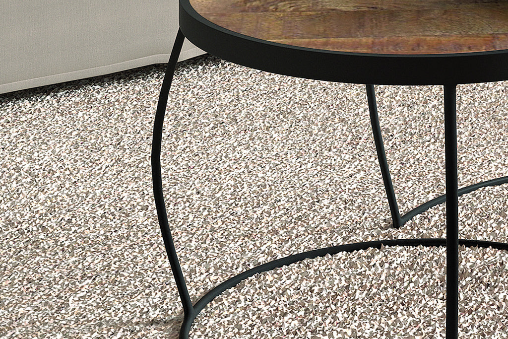 Salontafel 'Lars' 2-delig van Mango Hout met metalen structuur, weergegeven staand op de vloer.