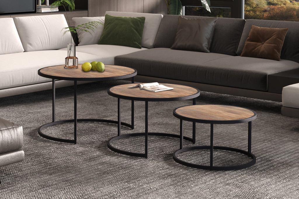 Salontafel 'Lennox' 3-delig, metaal en exotisch Mango hout, zichtbaar in een woonkameropstelling met meerdere tafels en een bank met kussens.