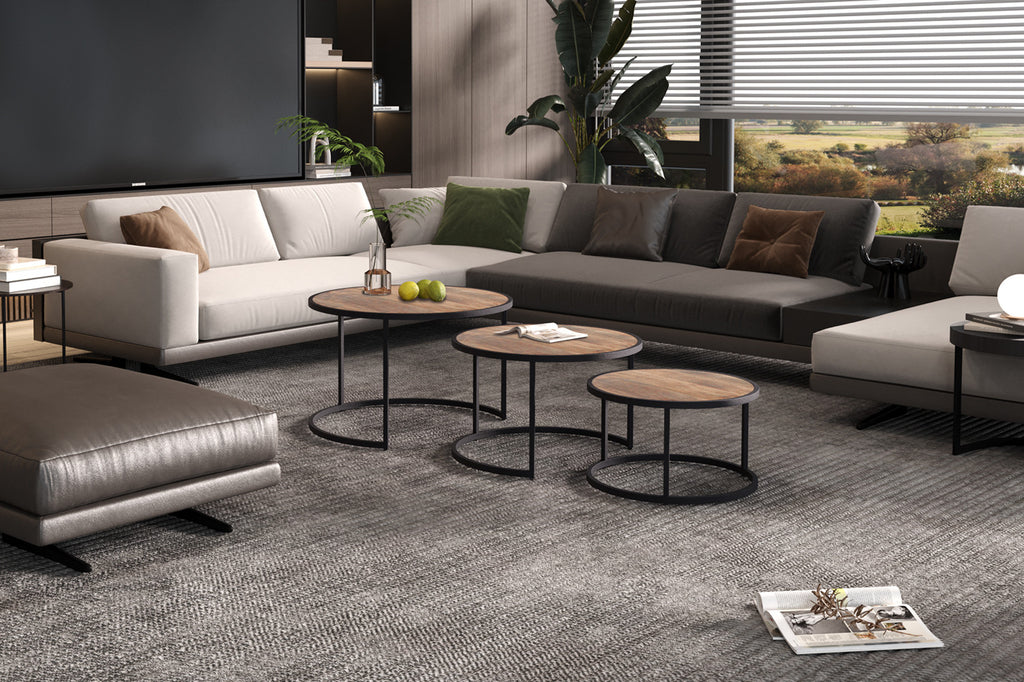 Salontafel 'Lennox' 3-delig van mango hout met metalen structuur in een stijlvolle woonkameropstelling met bank, planten en tijdschriften.