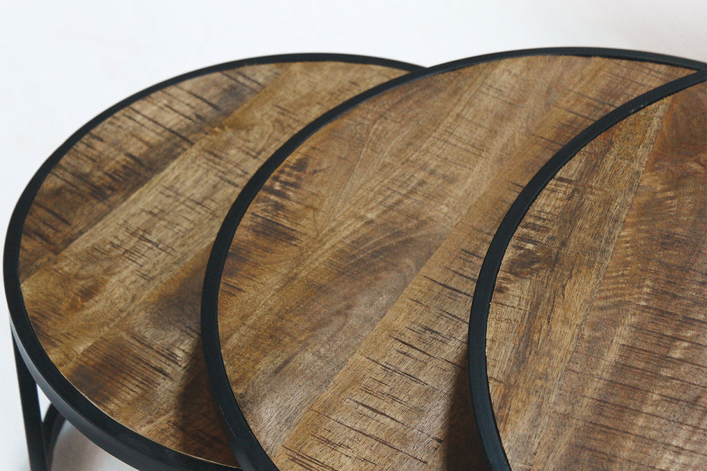Salontafel 'Lennox' 3-delig van Mango Hout, bestaande uit een groep ronde houten platen, benadrukt door zijn exotische mango houtstructuur.