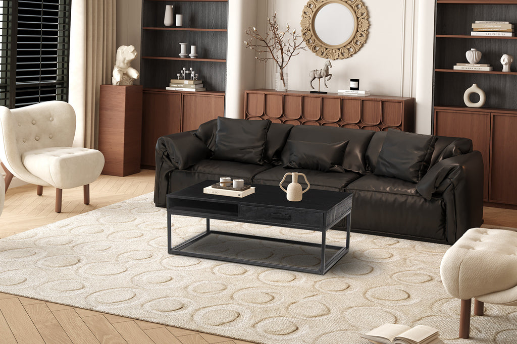 Salontafel 'Madeira' met lade in exotisch mango hout, zwart, metaalstructuur, gepositioneerd in een stijlvolle woonkamer naast een zwarte bank.