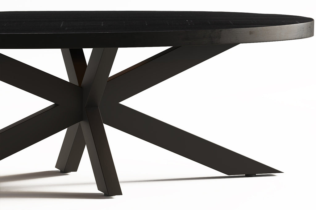 Salontafel 'Madeira' met een kruisvormige metalen basis en een ovaal blad van exotisch mangohout, geschikt als stijlvolle toevoeging aan uw interieur.