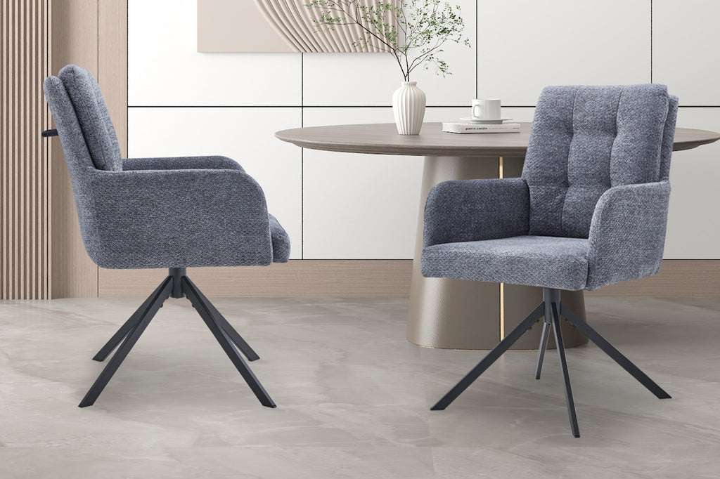 Twee stoelen 'Granada' Draaibaar tot 0 Stof Davis Bliss 75-73 Donkergrijs naast een tafel, met metalen poten en gestoffeerde armleuningen.