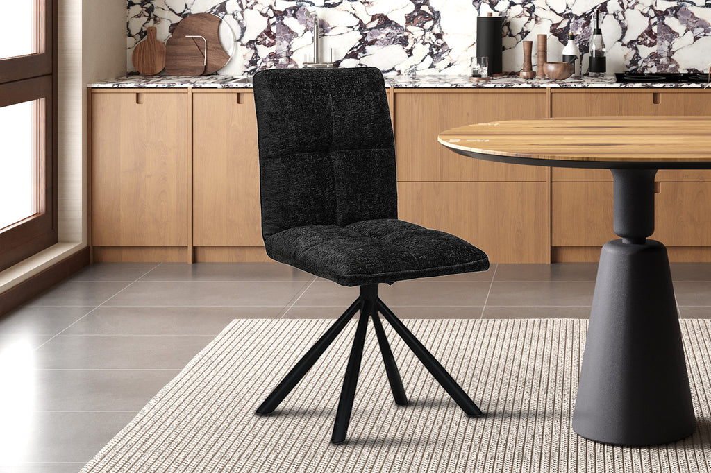 Stoel 'Jack' Draaibaar tot 0 Stof Donkergrijs in keuken, naast tafel op wit vloerkleed. Geschikt voor diverse interieurs.