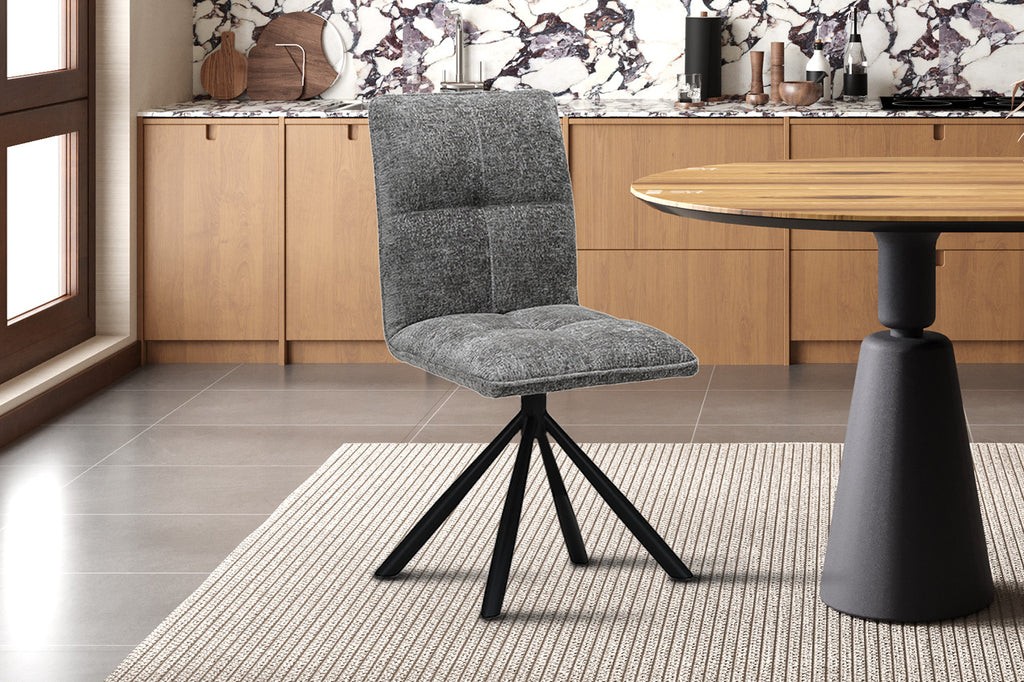 Stoel 'Jack' Draaibaar, grijs met zwarte poten, in een keukenomgeving naast een tafel, onderdeel van het veelzijdige Furndaily meubelaanbod.