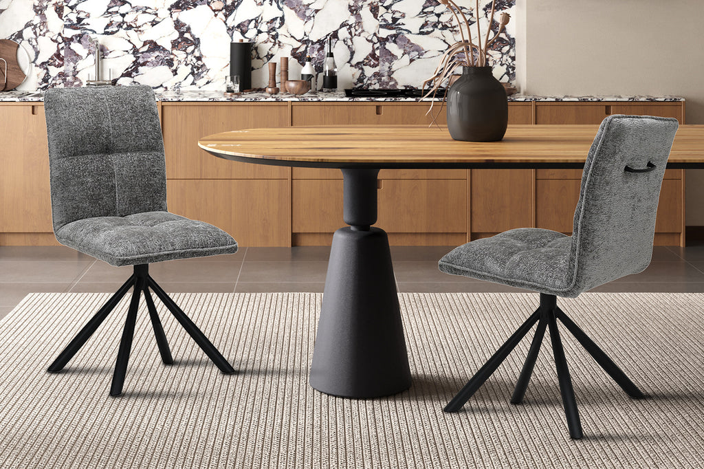 Stoel 'Jack' Draaibaar tot 0 Stof Grijs, gepresenteerd in een moderne setting met marmeren muur en tafel, benadrukt veelzijdigheid en stijl.