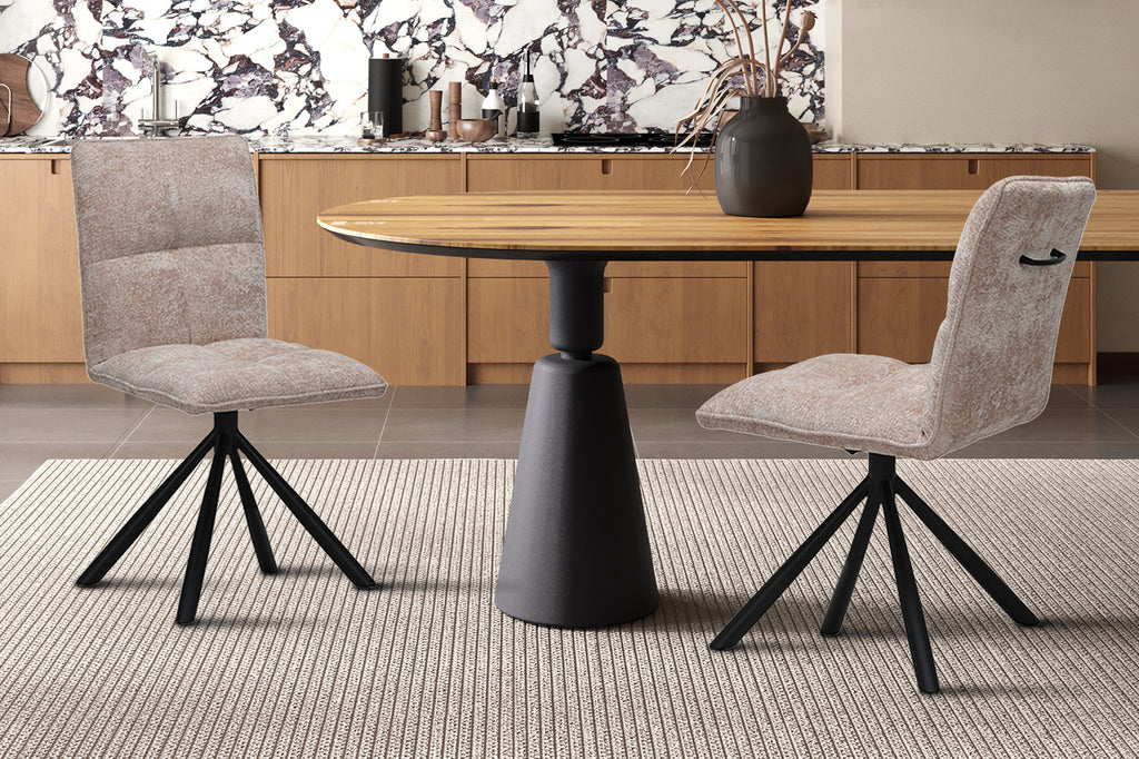 Stoel 'Jack' Draaibaar tot 0 Stof Zand, geplaatst voor een marmeren muur met een bijpassende tafel, benadrukt verfijnde binnenhuisinrichting.