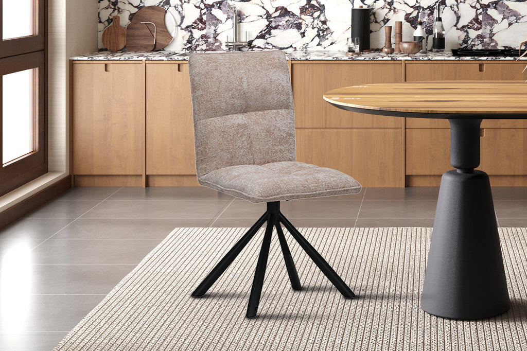 Stoel 'Jack' Draaibaar, metaal basis en stoffen bekleding, in een keukenopstelling. Geschikt voor Furndaily's uitgebreide meubelcollectie.