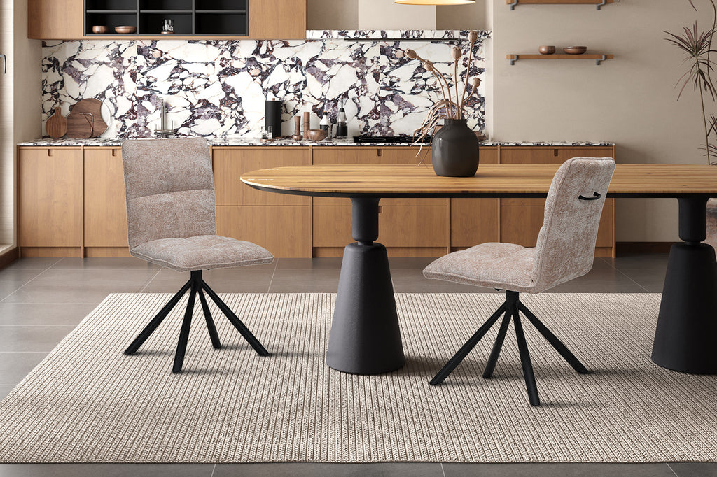 Stoel 'Jack' Draaibaar met zwart metalen basis en zandkleurige stof, naast een tafel in een stijlvolle kamer, twee per doos.