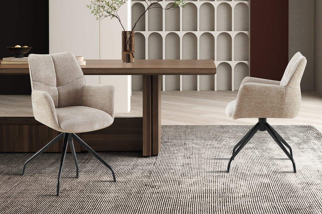 Stoel 'Lamor' draaibaar met metalen poten en stoffen bekleding, naast tafel met vaas, perfect voor stijlvolle interieurs.