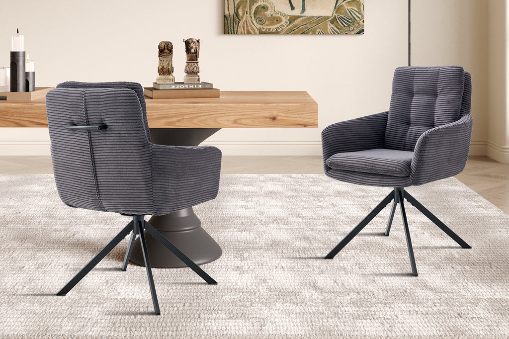 Draaibare stoel 'Luna' in grijze Corduroy stof, naast een tafel op een witte vloerkleed, perfect voor elke ruimte in huis.