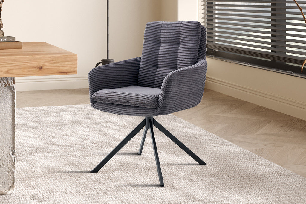 Grijze draaibare stoel 'Luna' van corduroy in een moderne ruimte, met zichtbare armleuningen en hoge rugleuning, ideaal voor een stijlvolle interieurinrichting.