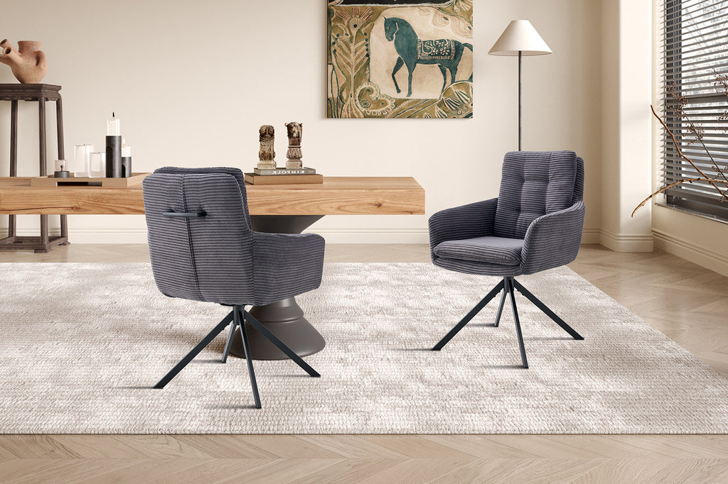 Stoel 'Luna' draaibaar, grijs corduroy, op witte vloer. Geschikt voor moderne interieurs. Set van twee, ideaal voor elke kamer.