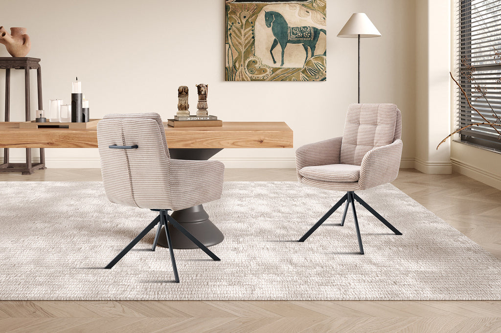 Stoel 'Luna' draaibaar, bekleed met corduroy, afgebeeld in een stijlvolle kamer met een rugleuning en armleuningen, perfect voor moderne interieurinrichting.