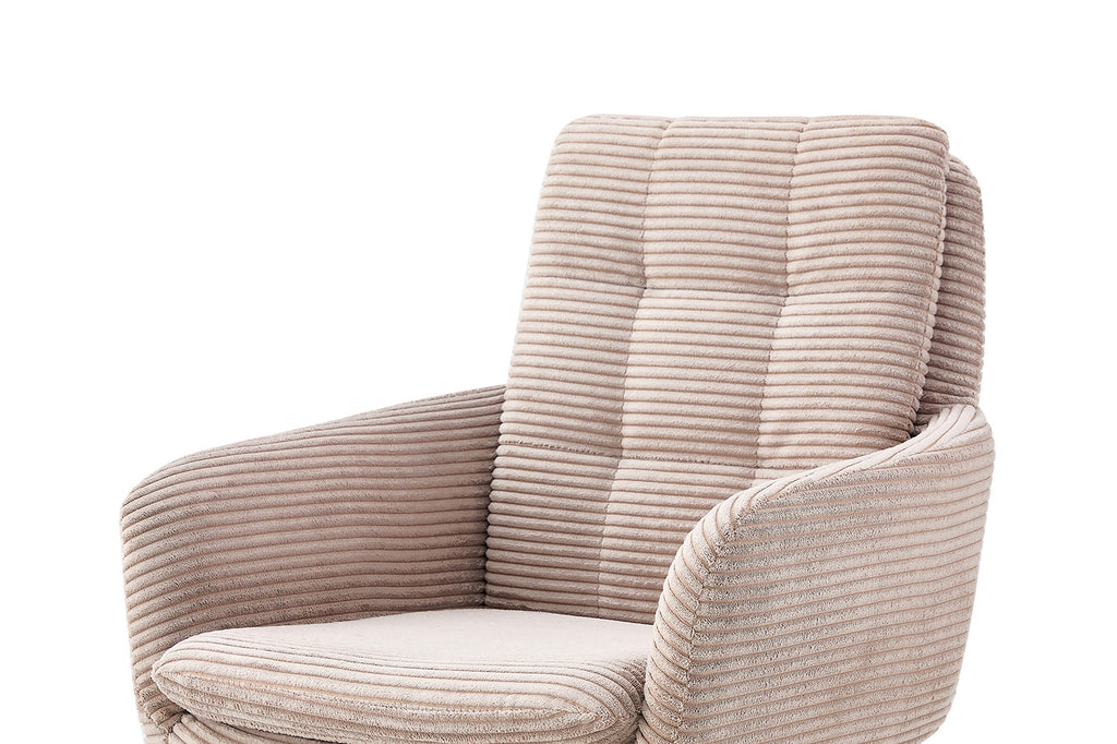 Stoel 'Luna' Draaibaar tot 0 Corduroy Fabb Hyper 38 Zand met metalen poten en armleuningen, detail van stoel en stapel dekens zichtbaar.