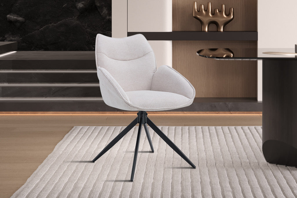 Stoel 'Mahi' draaibaar, wit met zwarte poten, op een vloerkleed in een kamer, geschikt voor diverse interieurstijlen.
