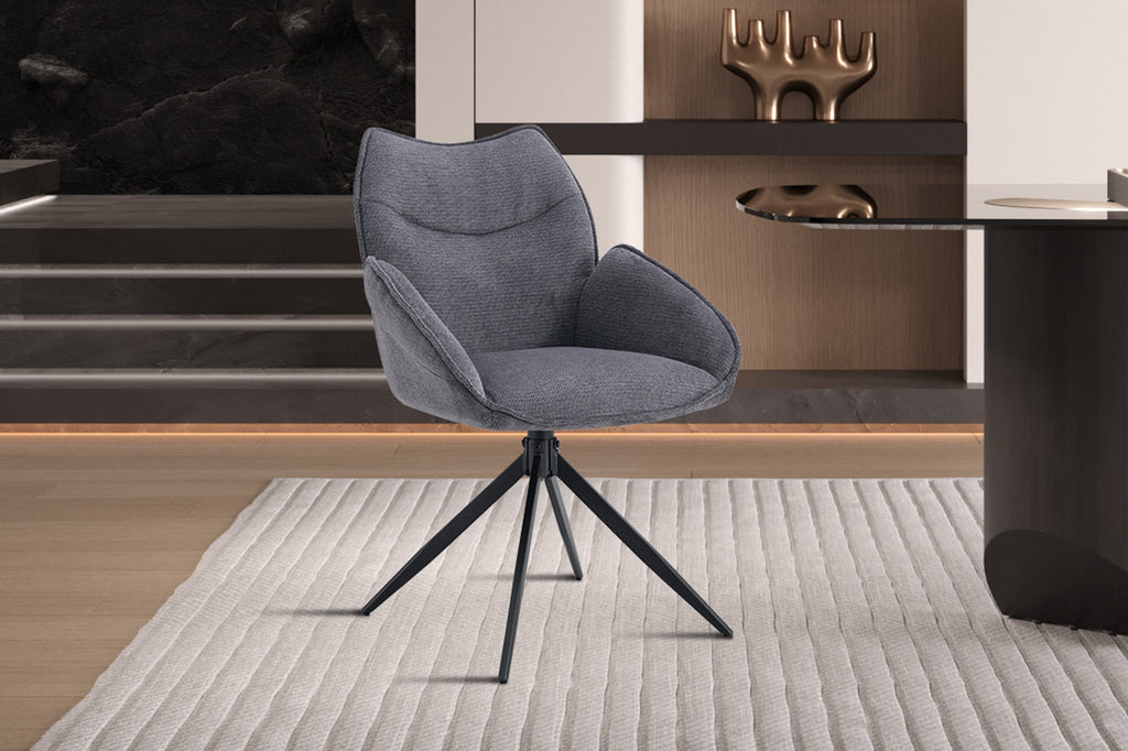 Draaibare stoel 'Mahi' met metalen poten en stoffen bekleding, donkergrijs, geplaatst op een vloerkleed in een moderne interieursetting.