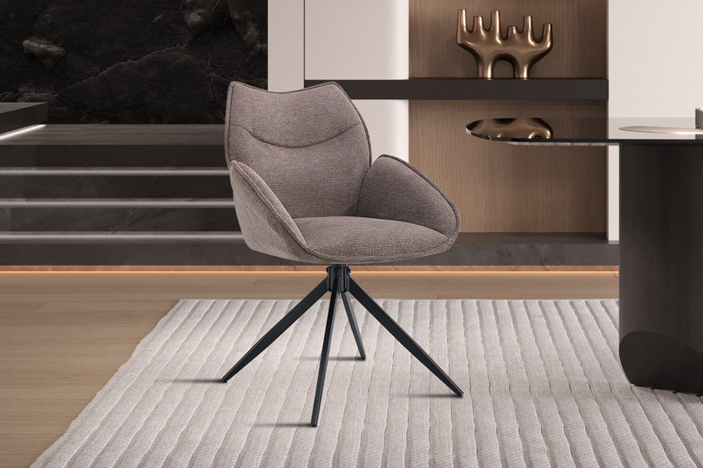 Draaibare stoel 'Mahi' met metalen poten en stof, geplaatst op een vloerkleed, onderdeel van Furndaily's uitgebreide meubelcollectie voor thuis.