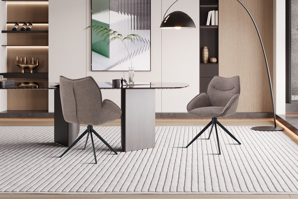 Stoel 'Mahi' draaibaar, metaal en stof, naast een tafel en lamp in een kamer, perfecte aanvulling op elk interieur.