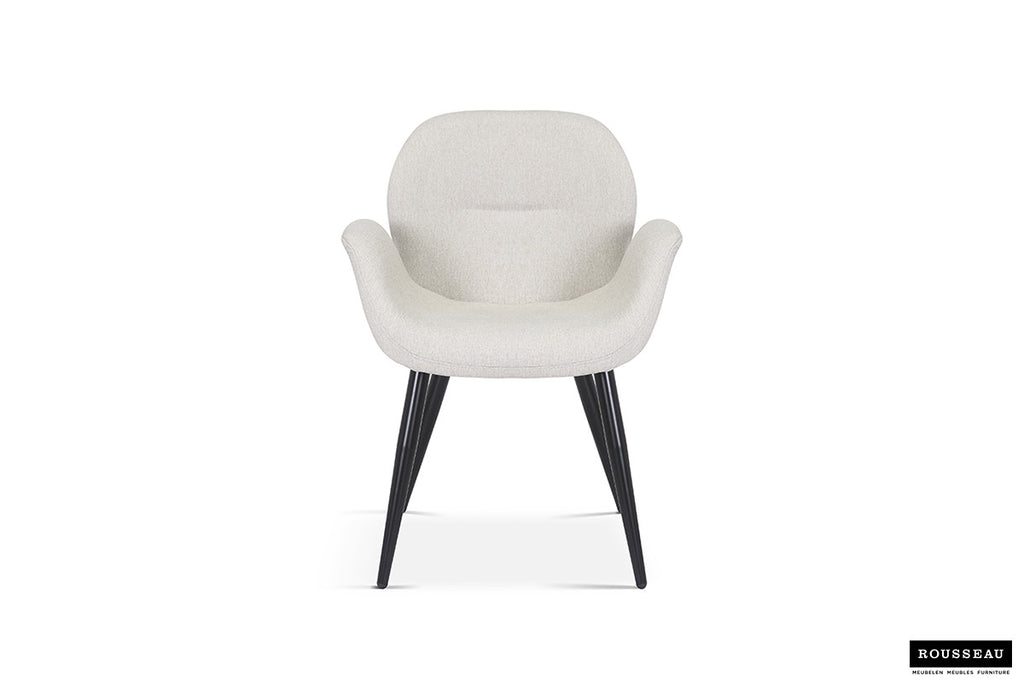 Stoel 'Maxim' Stof Beige met zwarte poten, inclusief armleuningen, verkocht per twee, perfect voor elke kamer in huis.