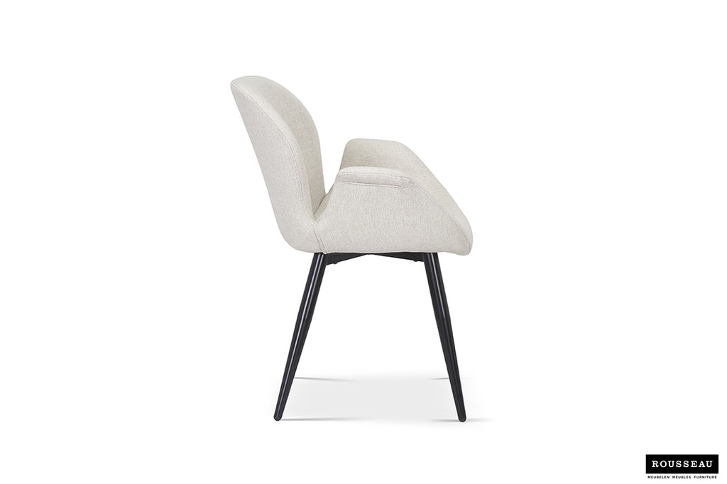 Stoel 'Maxim' Stof Beige met zwarte metalen poten en armleuningen, set van twee, ideaal voor moderne woonruimtes.