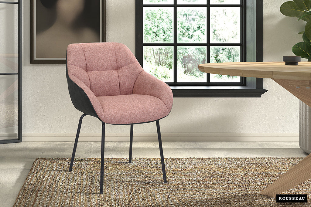 Stoel 'Sem' in roze stof met donkergrijze PU rug en zwarte poten, geplaatst voor een raam. Geschikt voor moderne interieurs.